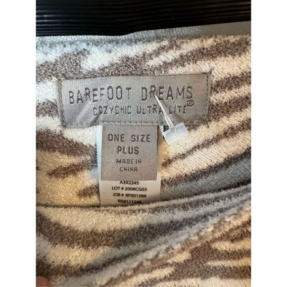Barefoot Dreams NWOT Cozy Chic Ultra Lite Ocean Dreams Animal Print Poncho One S - Picture 4 of 11